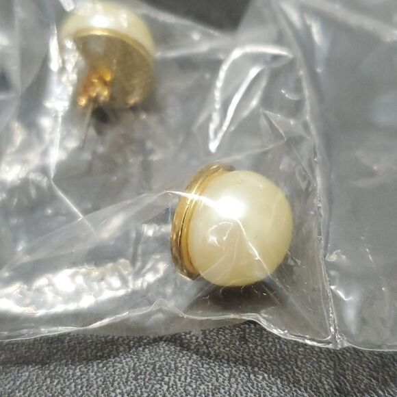 *Sale* Avon gold tone baroque faux pearl earrings - Picture 2 of 7